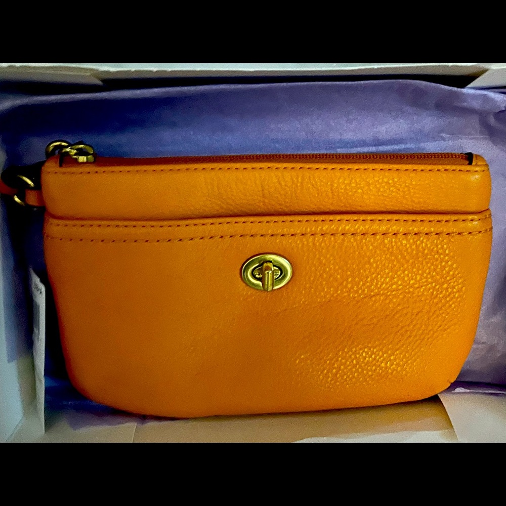 Coach gently used wristlet.. in great condition.